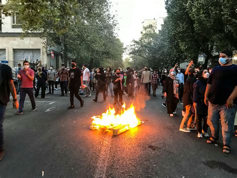  2018 Tehran Protests - A Symphony of Dissatisfaction Conducted by Economic Woes and Social Restrictions